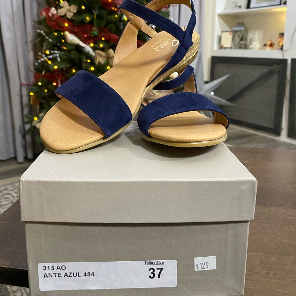 NWT Size 37 Navy Pina 2